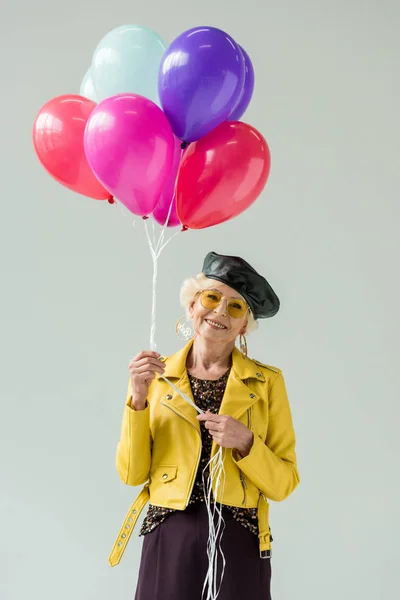 Stijlvolle senior vrouw met kleurrijke ballonnen — Gratis stockfoto
