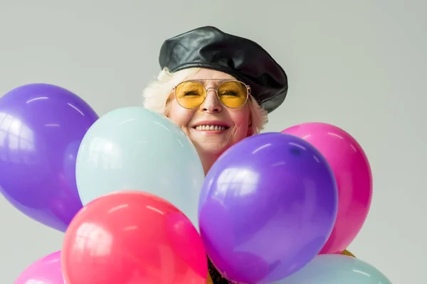 Ανώτερος γυναίκα με πολύχρωμα μπαλόνια — Φωτογραφία Αρχείου