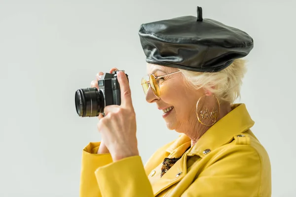 Mulher sênior tirando foto na câmera — Fotografia de Stock