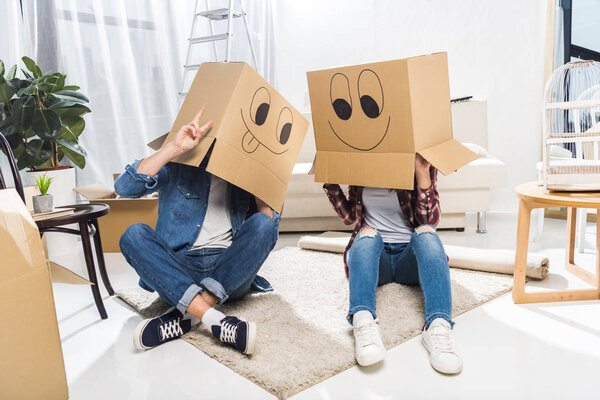 Couple with boxes on heads Royalty Free Stock Photos
