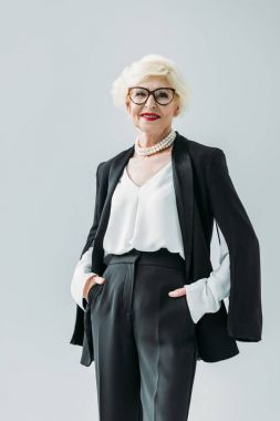 Bayan siyah takım elbise ve inci kolye