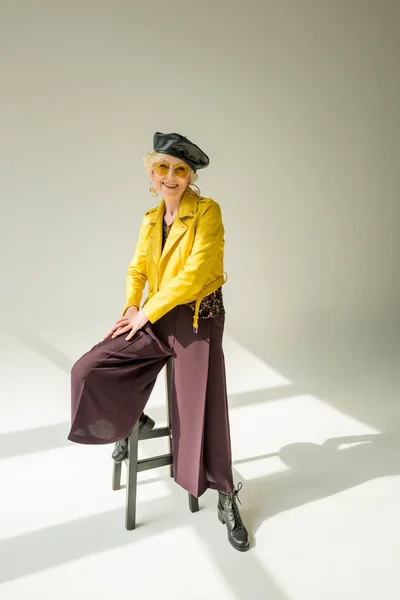 Mujer mayor en chaqueta amarilla — Foto de Stock