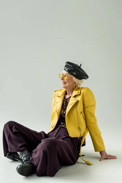 Mujer mayor con estilo — Foto de Stock
