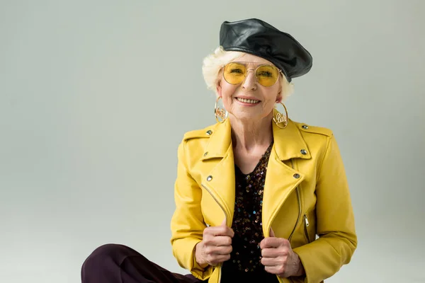 Seniorin in gelber Jacke und Baskenmütze — Stockfoto