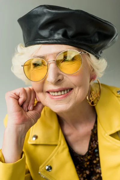 Пожилая женщина в желтых солнцезащитных очках — стоковое фото