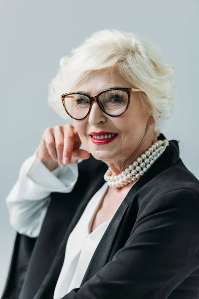 Senior dame met parel ketting — Stockfoto