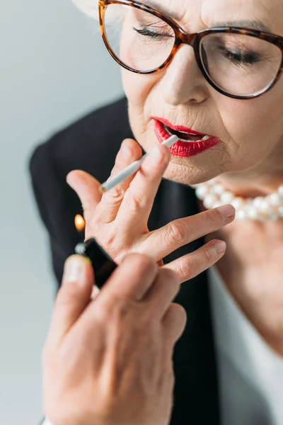 Starší žena kouření cigaret — Stock fotografie zdarma