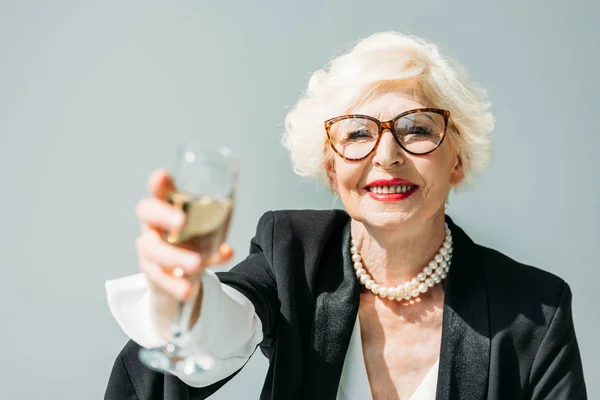 Senior dame met champagne — Stockfoto