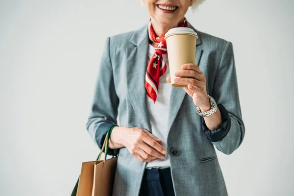 Vrouw met shopping tassen en koffie — Stockfoto