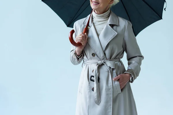 Dame en trench manteau tenant parapluie — Photo