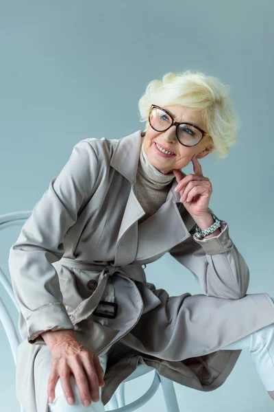 Senior Kvinna i trenchcoat — Stockfoto