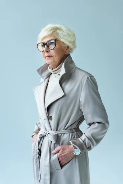 Anziana signora in abito autunno — Foto Stock