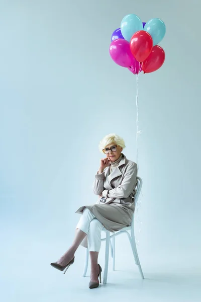 Senior dame met ballonnen — Stockfoto