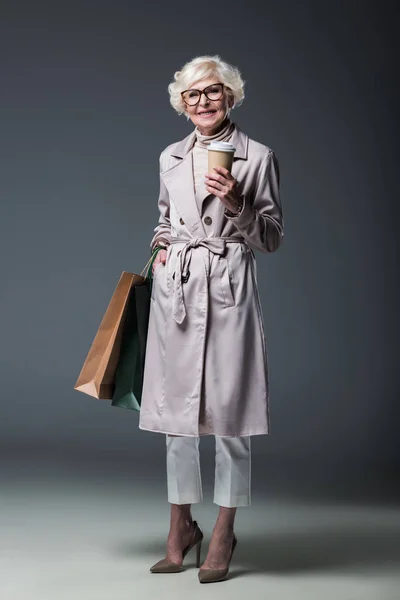 Señora mayor con bolsas de compras y café — Foto de Stock