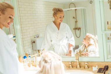 Anne ve kızı bornoz