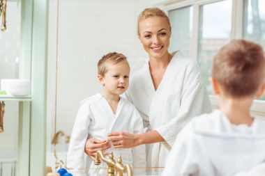 Anne ve küçük oğlu banyoda