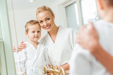 Anne ve küçük oğlu banyoda