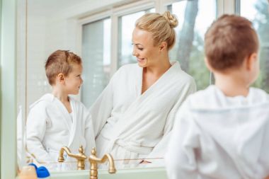 Anne ve küçük oğlu banyoda