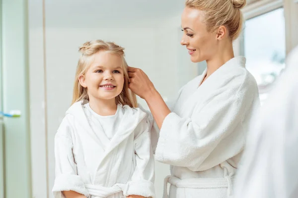 Madre e figlia in accappatoi — Foto Stock