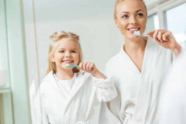 Moeder en dochter poetsen tanden — Stockfoto