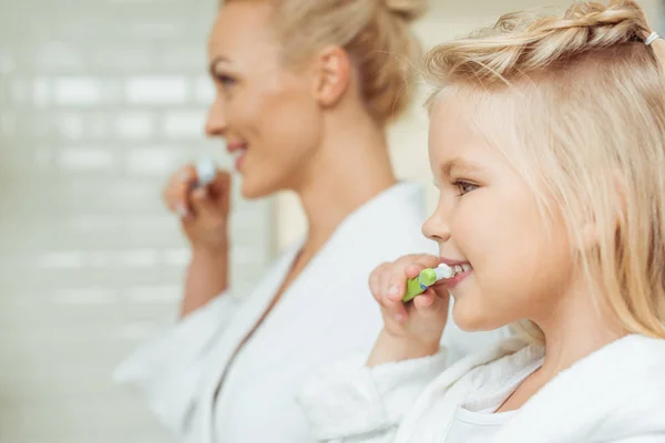 Mor och dotter borstar tänderna — Stockfoto