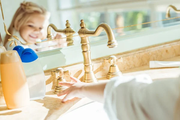 Мытье рук детям — стоковое фото
