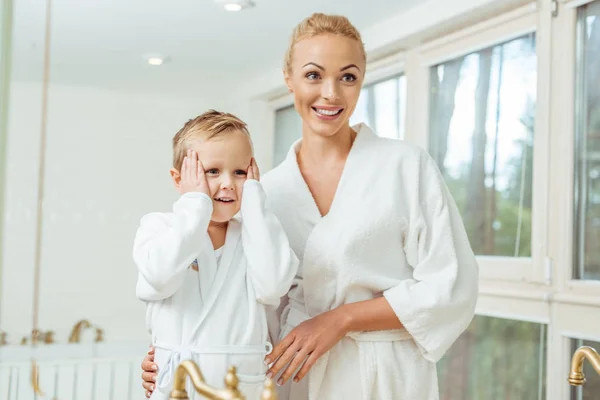 Mother and little son in bathroom — Stock Photo, Image