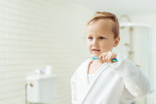 Niño pequeño cepillándose los dientes —  Fotos de Stock