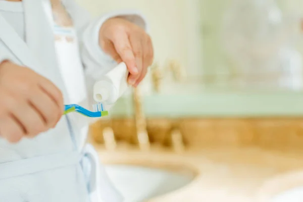 Niño pequeño cepillándose los dientes — Foto de Stock