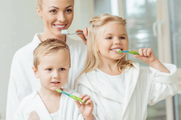 Woman with chidren — Stock Photo, Image