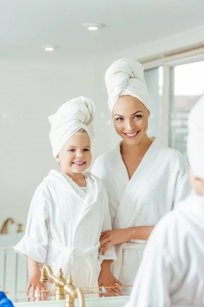 Äiti ja tytär kylpytakit — kuvapankkivalokuva