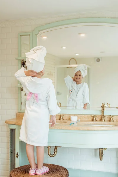 Anak di kamar mandi dan handuk di kepala — Stok Foto