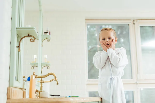 Küçük bir çocuk banyoda — Stok fotoğraf