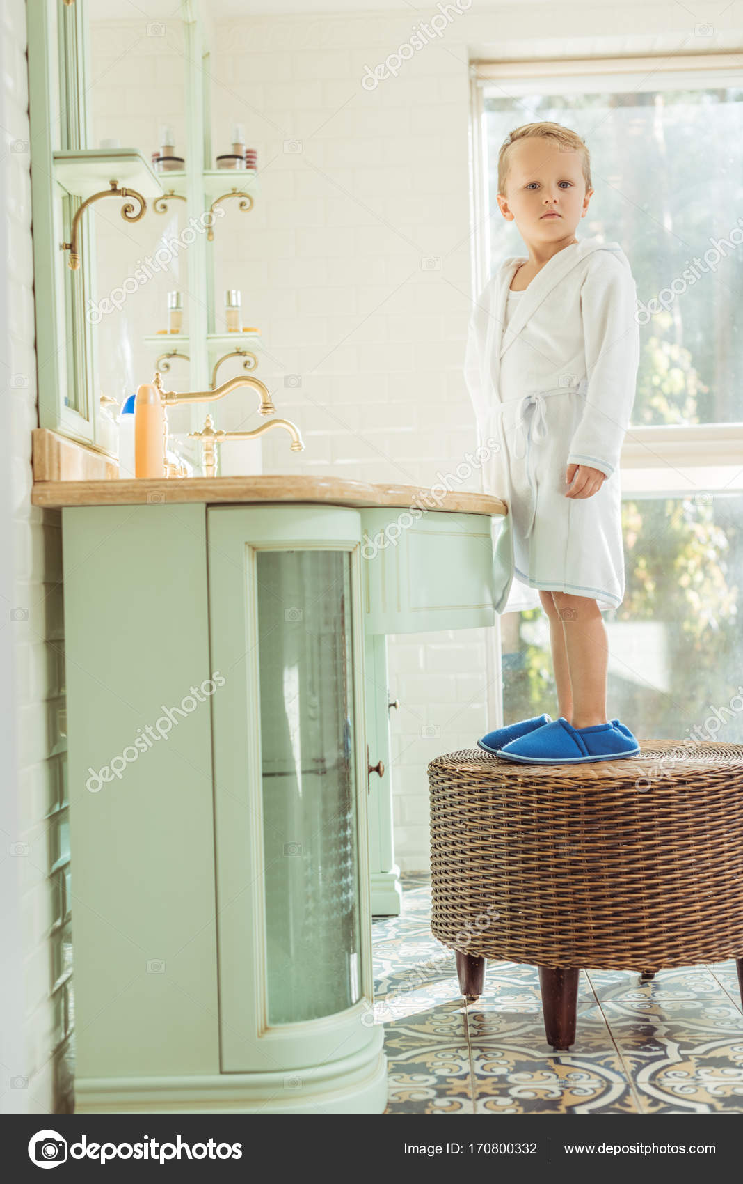 Kleiner Junge im Badezimmer — kostenloses Stockfoto © AllaSerebrina