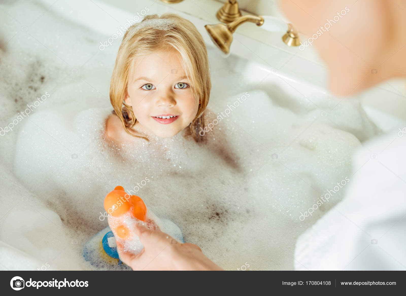 Daughter bath. Дочка в ванной. Маленькая дочурка в ванной. Дочка ванна.