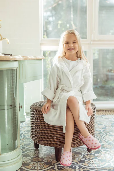Schattig kind in badjas — Stockfoto