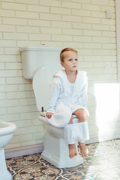 Enfant sur les toilettes — Photo