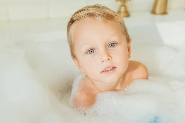 Ragazzo nella vasca da bagno — Foto Stock