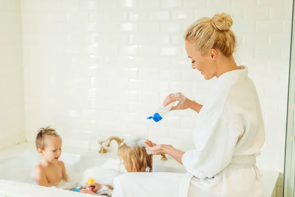 Mother washing kids in bathtub — Stock Photo, Image