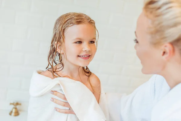 Anne ve kızı banyo sonra — Stok fotoğraf