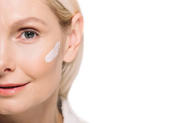 Mulher madura com creme cosmético no rosto — Fotografia de Stock