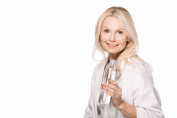 Зрелая женщина с бутылкой воды — стоковое фото