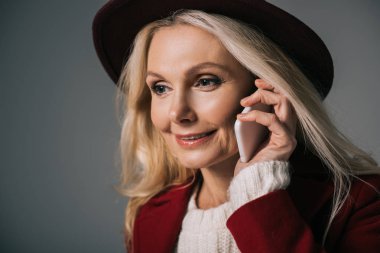 Olgun kadın telefonla konuşuyor 