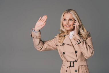 kadın telefonla konuşuyor trençkot