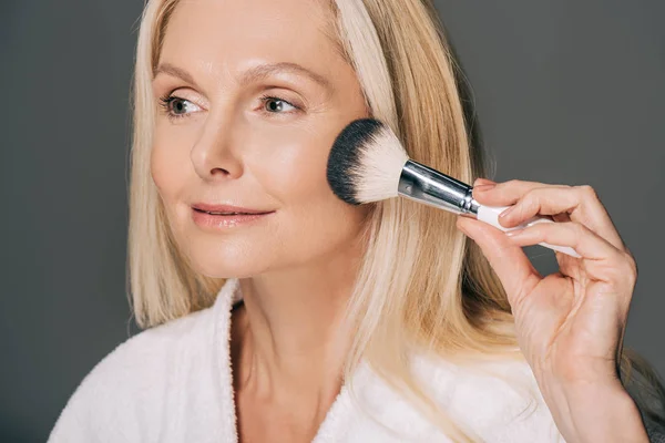 Rijpe vrouw doet make-up — Stockfoto