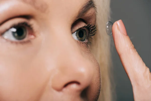 Woman applying contact lens — Stock Photo, Image