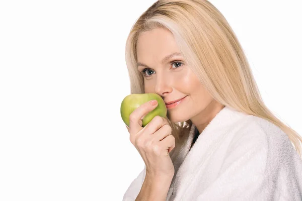 Зріла жінка з зеленим яблуком — стокове фото