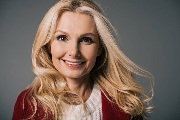 зрелая женщина с красивыми волосами
