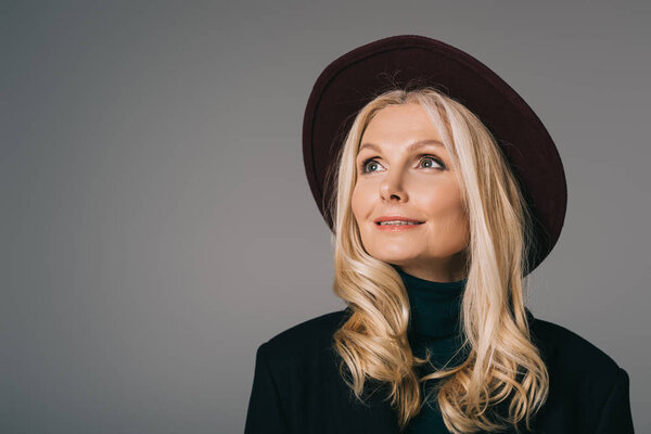 зрелая женщина в черной шляпе
