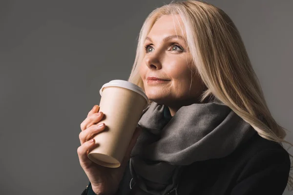 Rijpe vrouw met koffie te gaan — Stockfoto